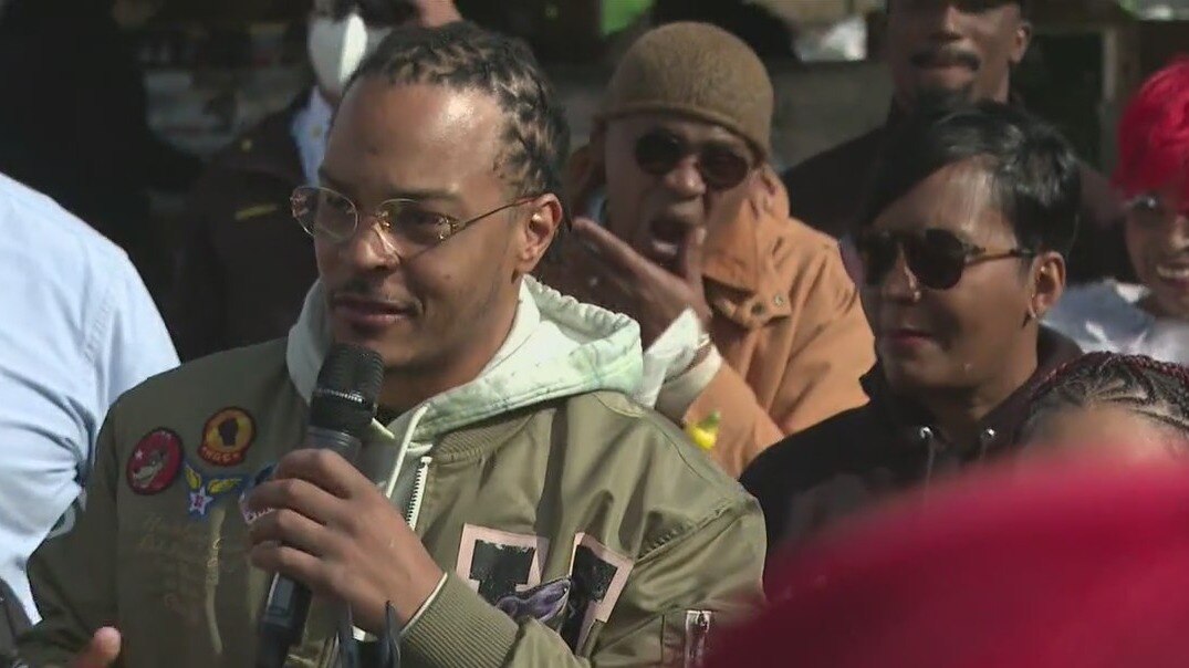 Rapper T.I. hosts turkey giveaway