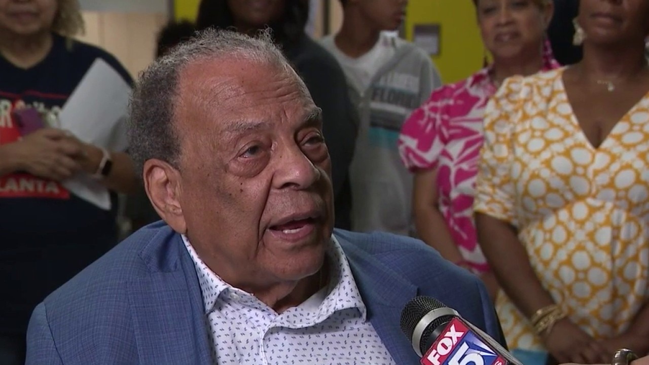 Ambassador Andrew Young inspires young readers at literacy camp