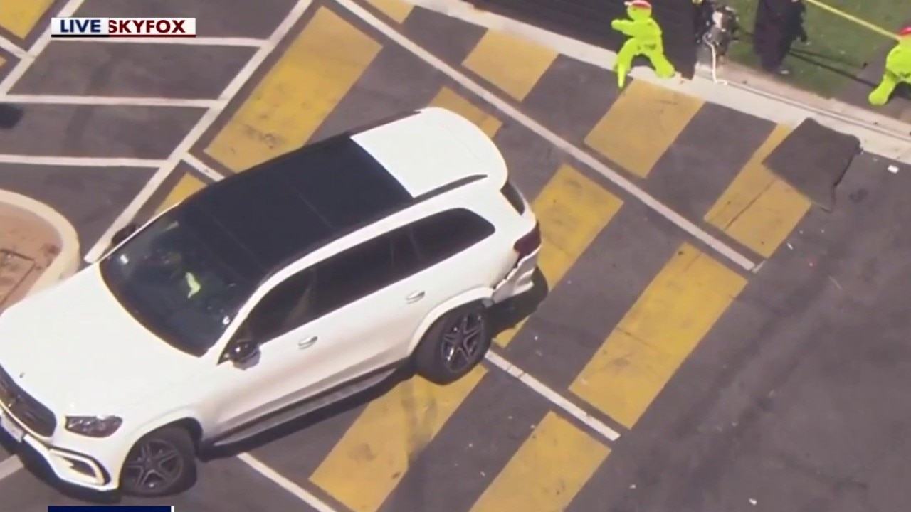 Car plows into Glendale building