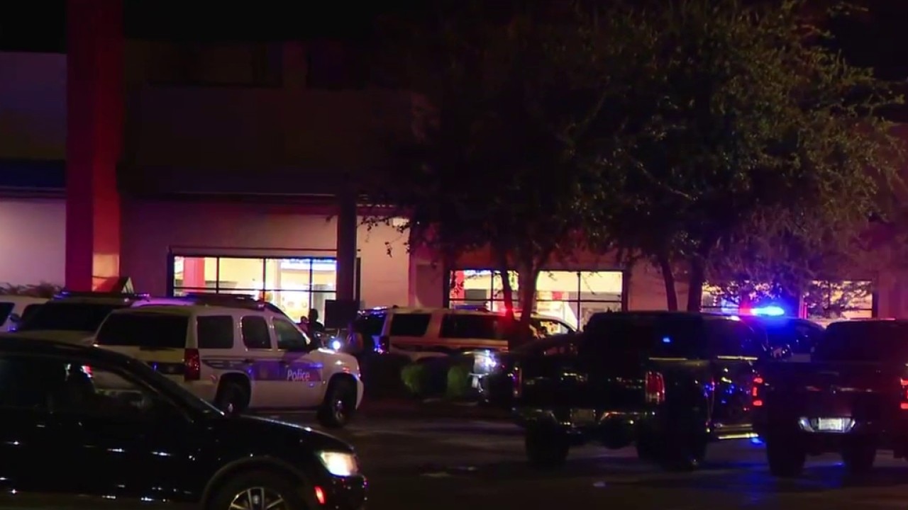 1 injured in shooting at Phoenix mall