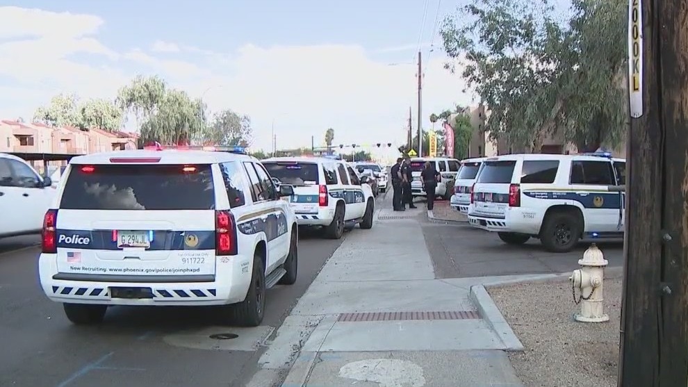 Man found shot, killed at west Phoenix apartments
