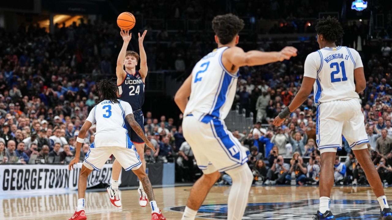 Duke gives up 19-point lead to UConn, loses in Elite Eight 73-72
