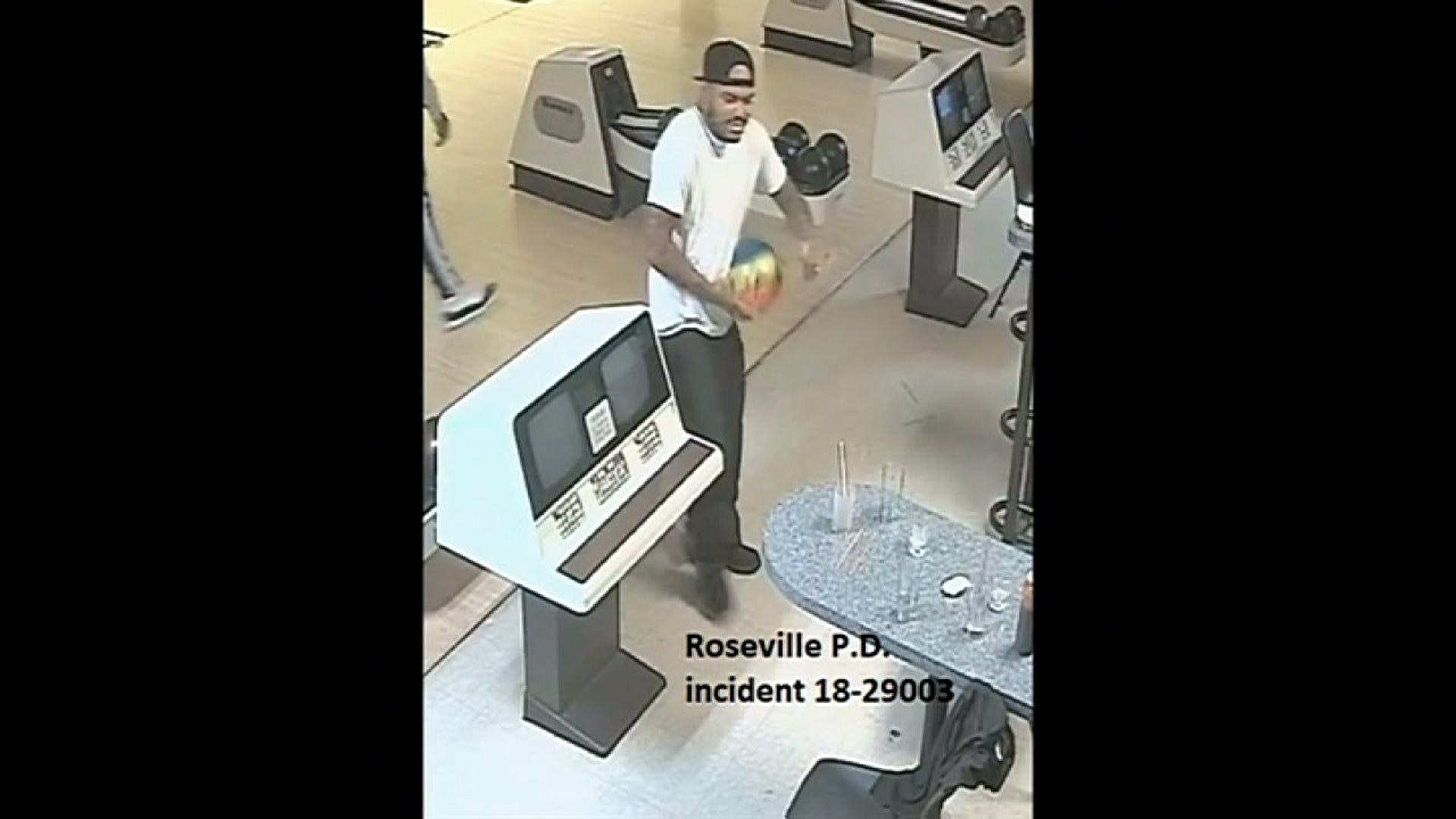 BOWLING ALLEY EMPLOYEE ASSAULTED WITH BOWLING BALL VO 4OGF1W8A.mp4