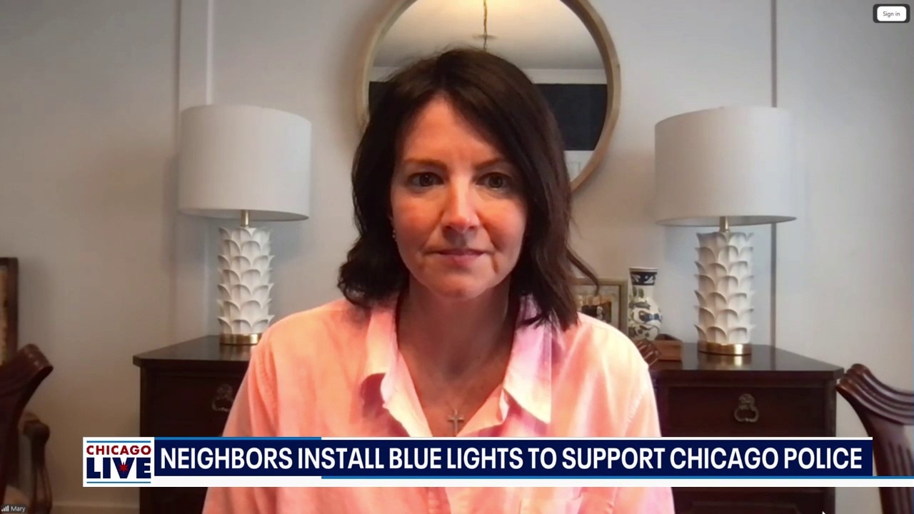 Local business donates blue lights for residents supporting Chicago police families | ChicagoLIVE 