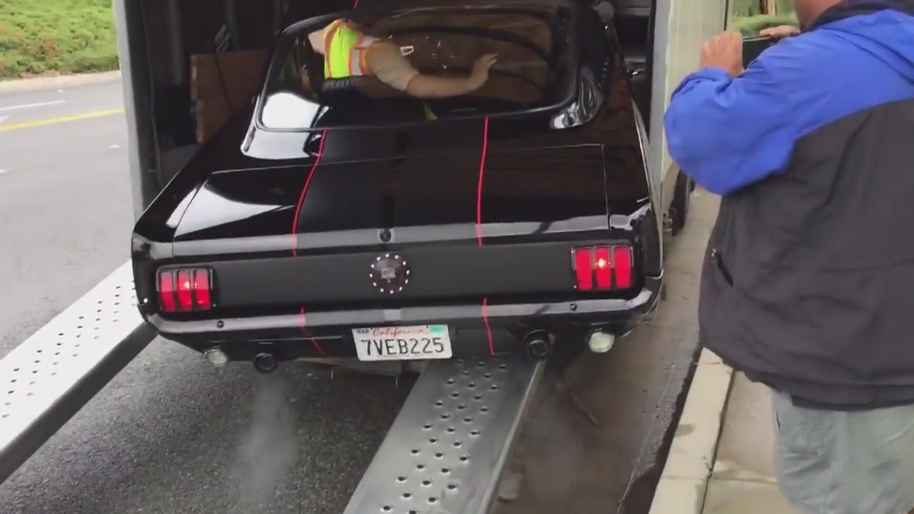 VIDEO: Man steals classic car after trailer load fail