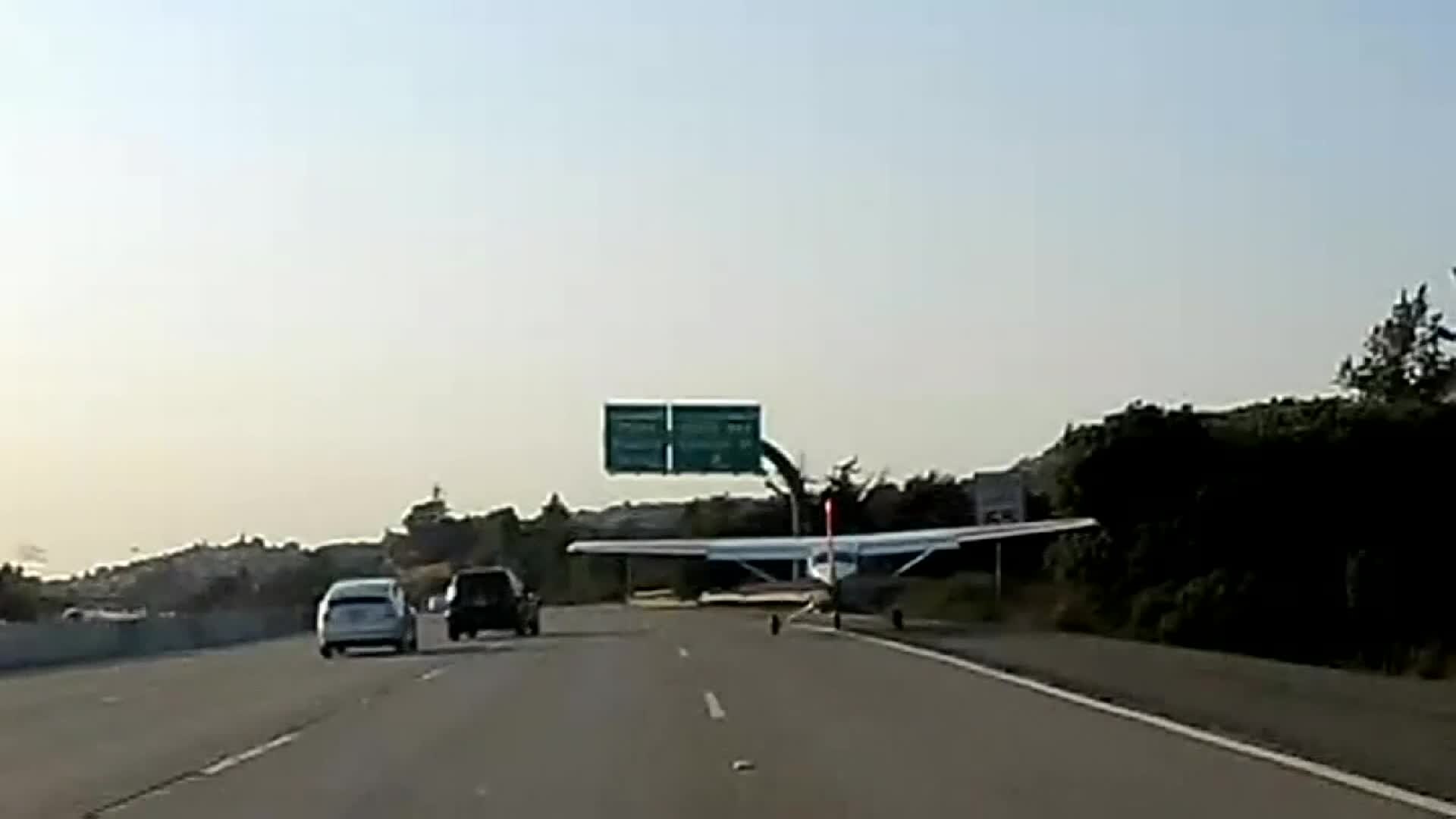 CAUGHT_ON_CAM__PLANE_LANDS_ON_HIGHWAY__VO_NATS___3RB4F7RA.mp4