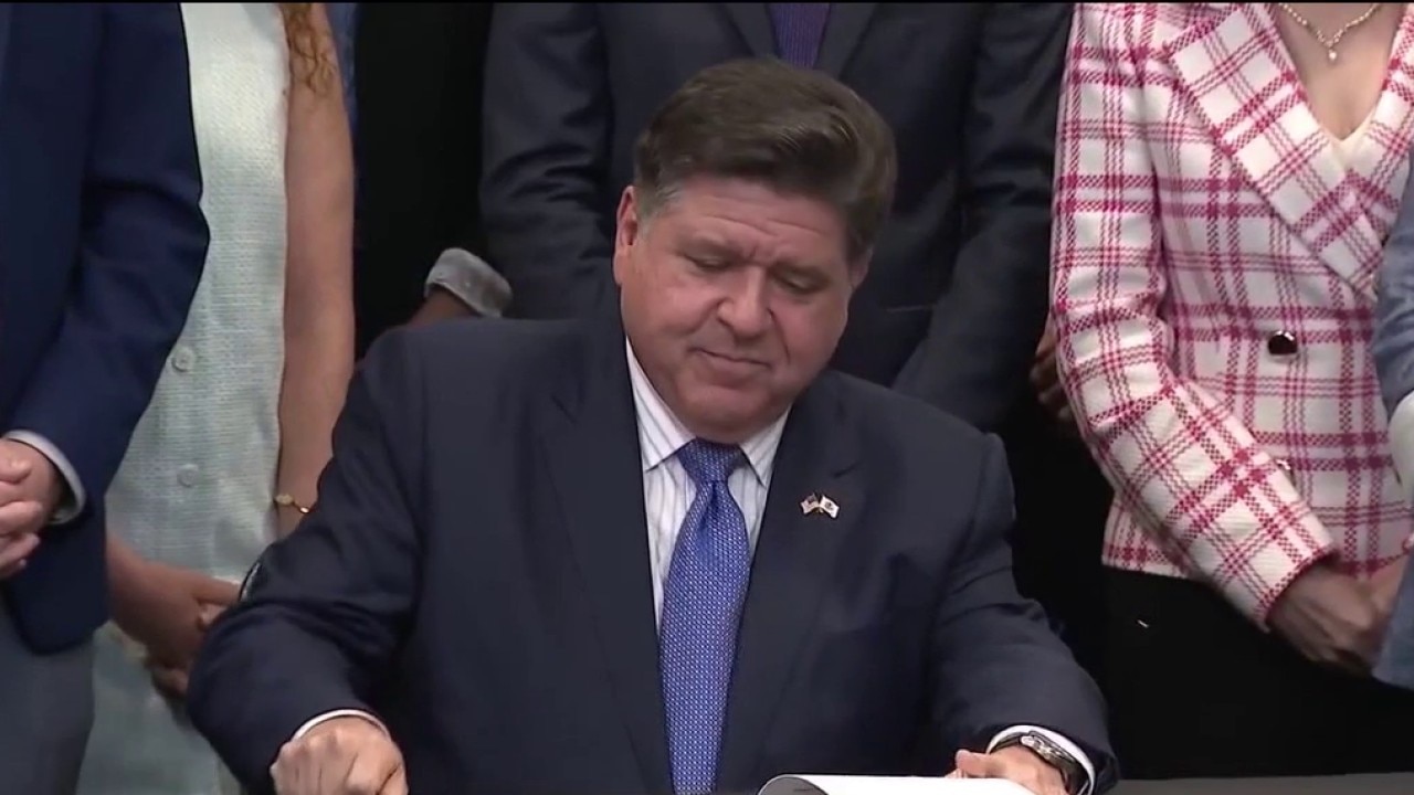 Gov. Pritzker urges Congress to regulate AI