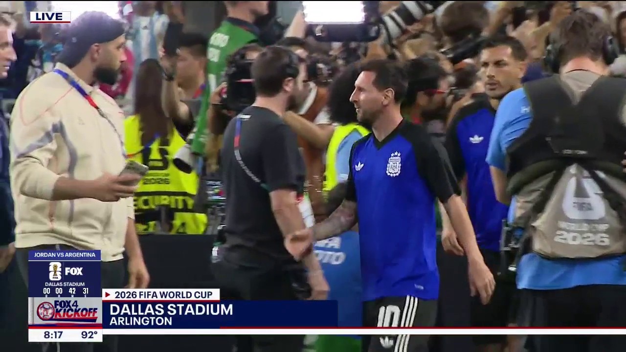 Messi leads Argentina onto the pitch vs. Jordan