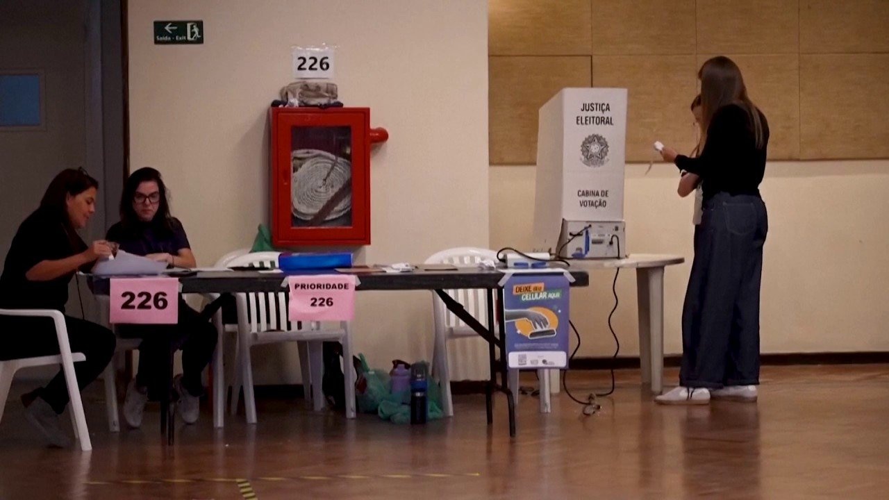 Fox Left Machine Watch Voting machines at a Rio de Janeiro polling station - FNC | FOX One