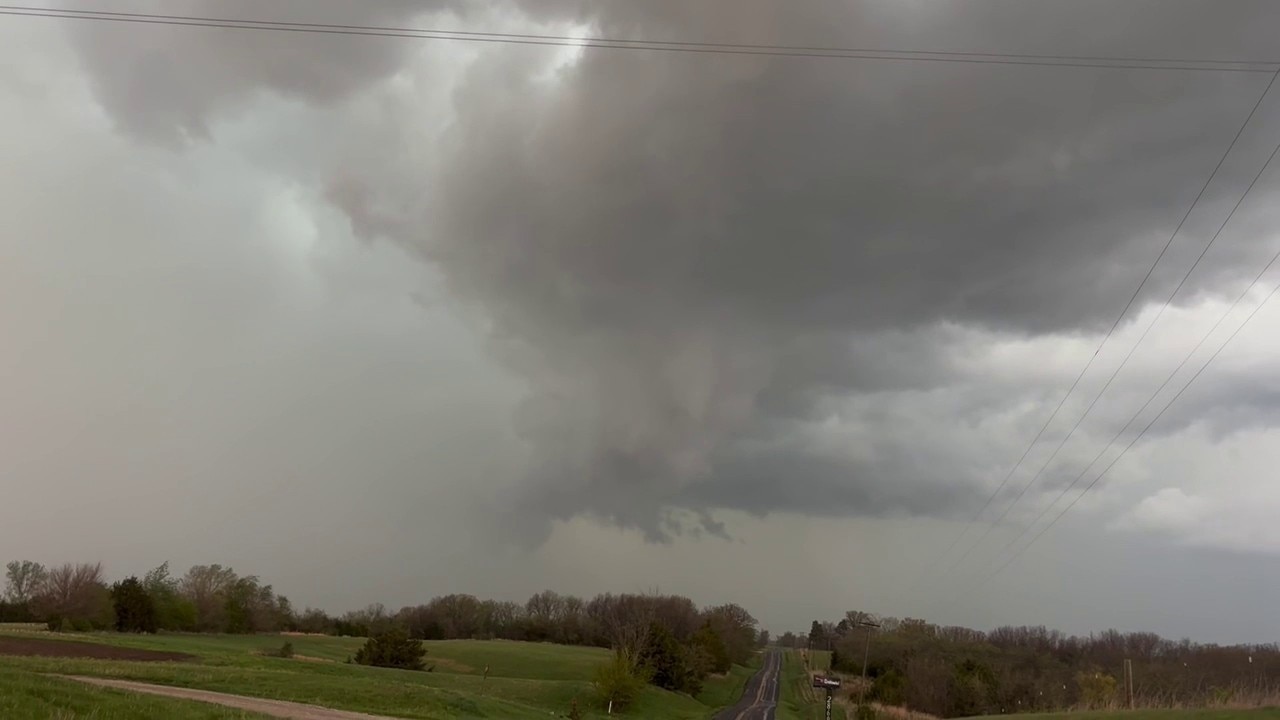 Severe weather spreads across the Midwest, causing gusty winds, thunderstorms and possible tornadoes 