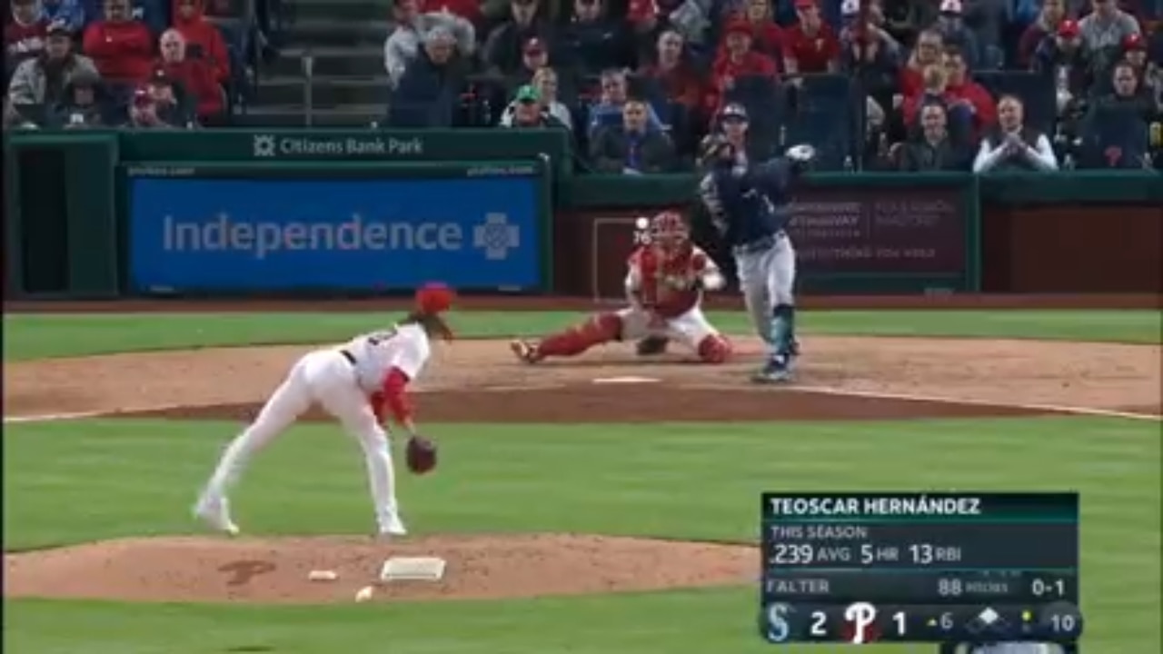 Teoscar Hernández cranks a two-run home run to give the Mariners a 4-1 lead over the Phillies