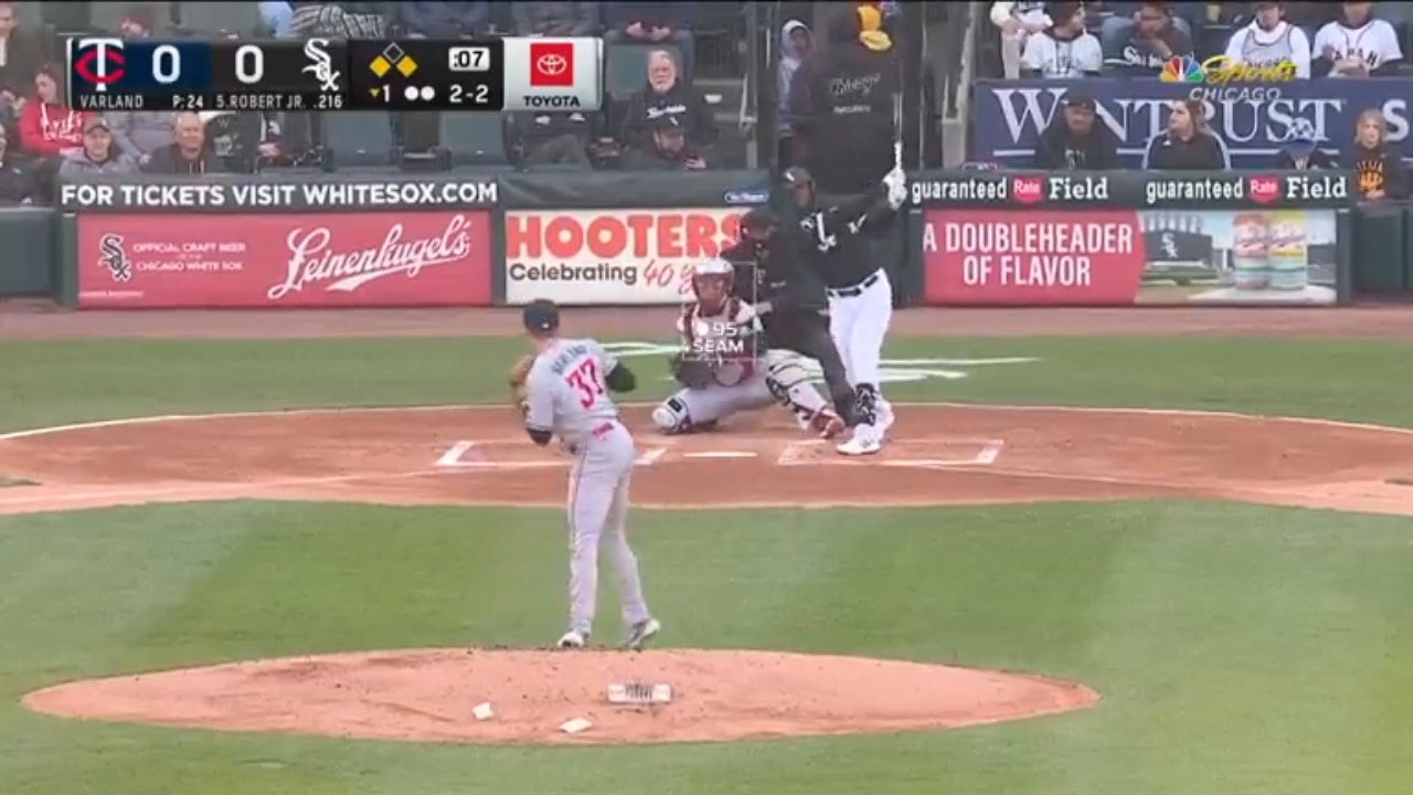 Luis Robert Jr. blasts a three-run homer, White Sox take the lead against the Twins