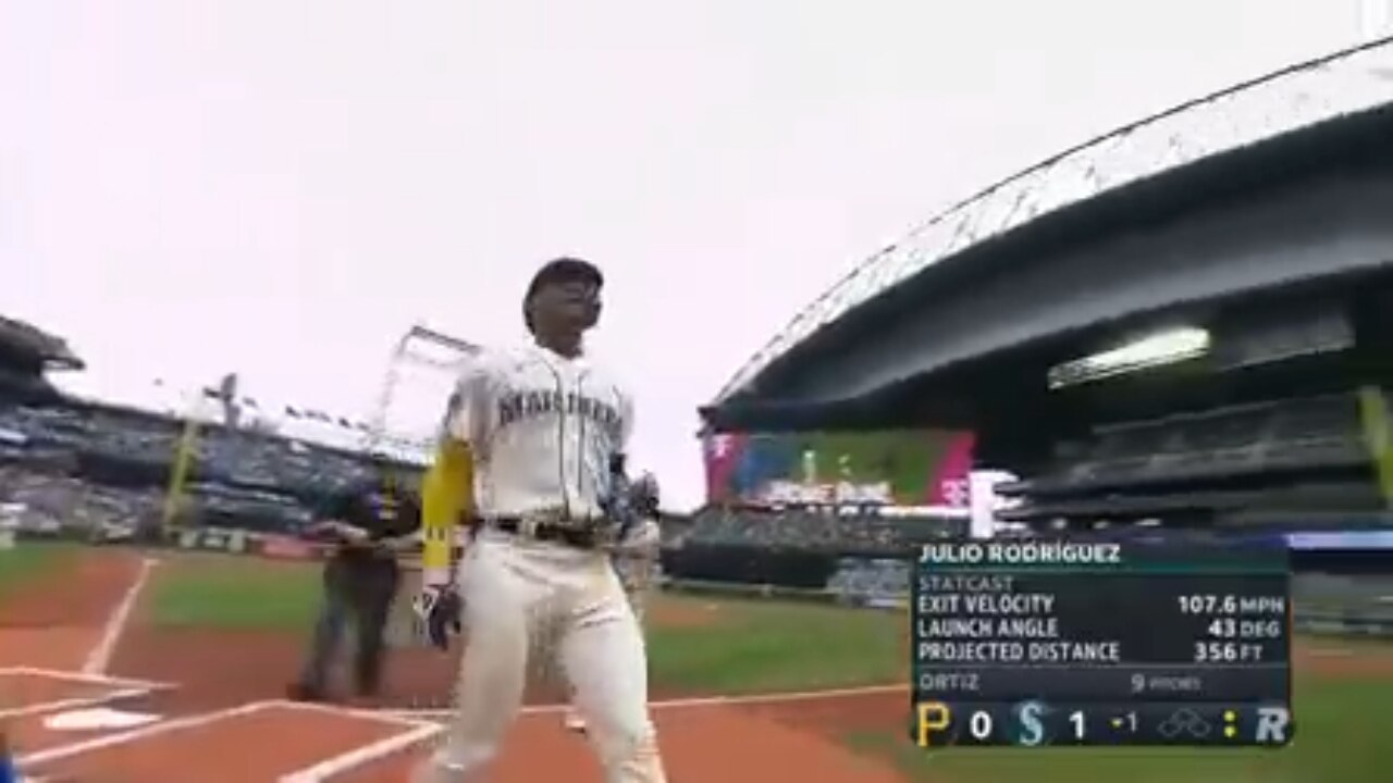 Julio Rodríguez smashes a solo home run as Mariners strike first against Pirates