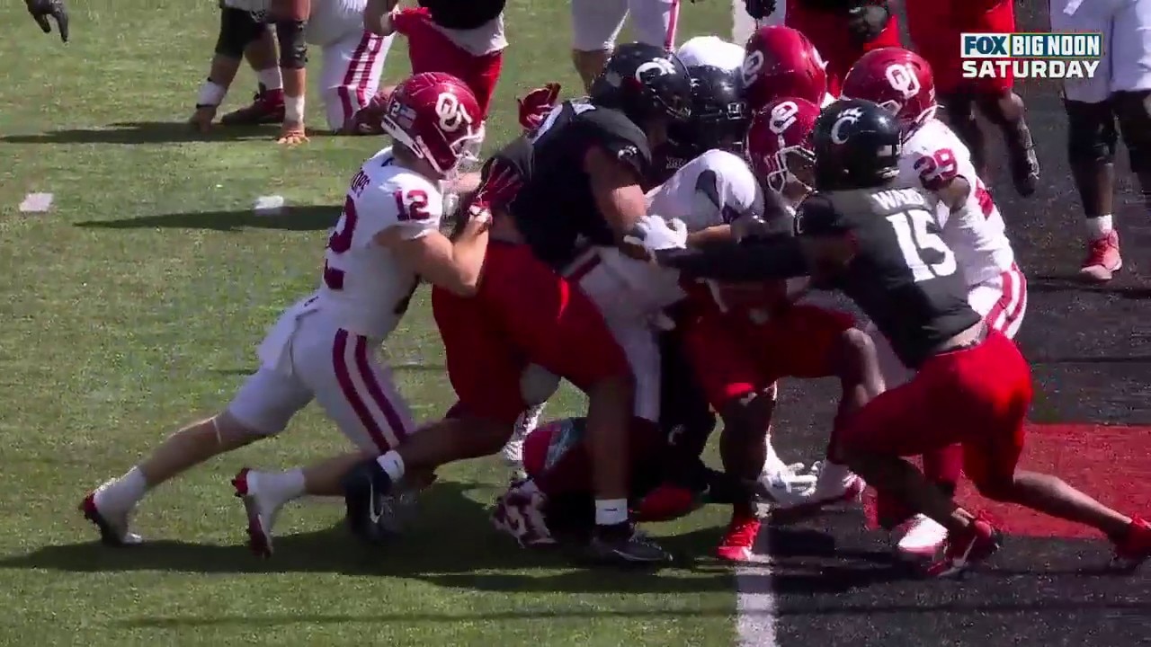 Dillon Gabriel keeps it and punches it in from one yard out to extend Oklahoma’s lead over Cincinnati